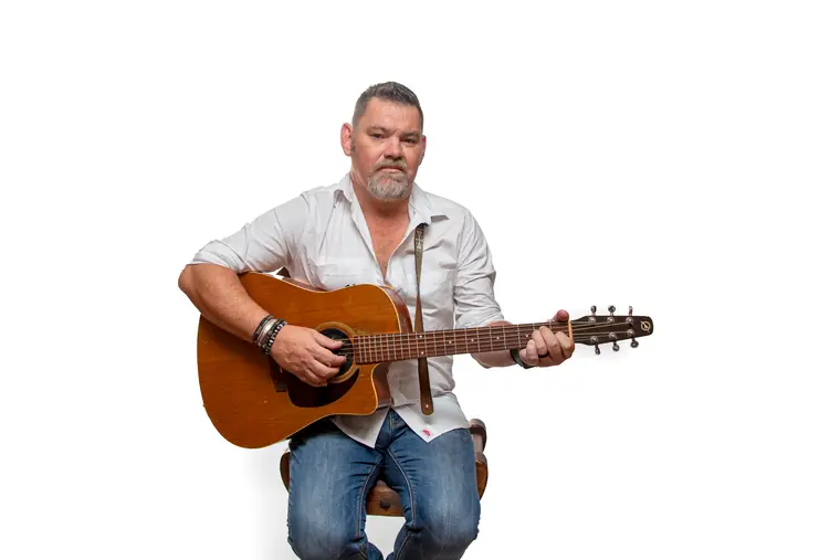 Wynand Strydom sit en speel kitaar