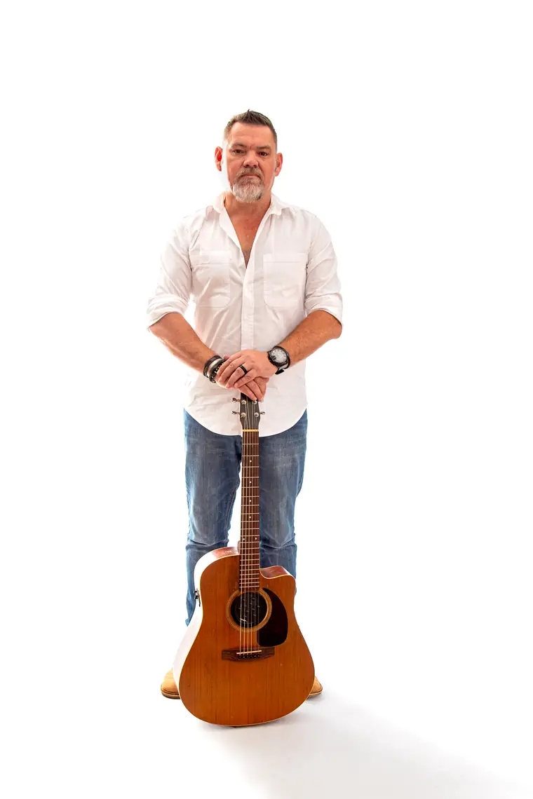 Wynand Strydom staan langs sy kitaar