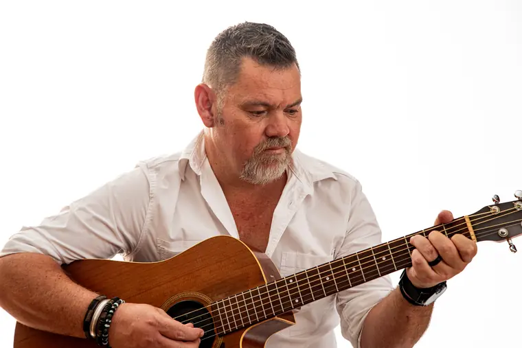 Wynand Strydom se hande op die kitaar se nek