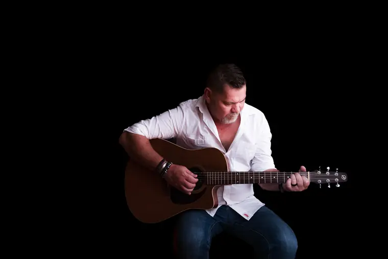 Wynand Strydom in die kollig met sy kitaar