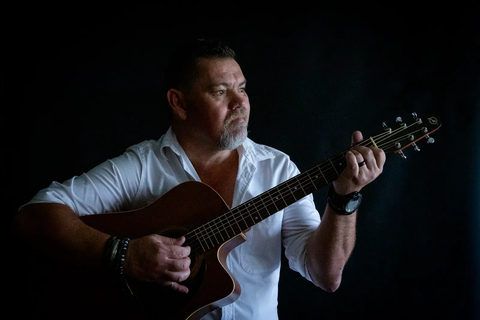 Wynand Strydom speel kitaar in sylig